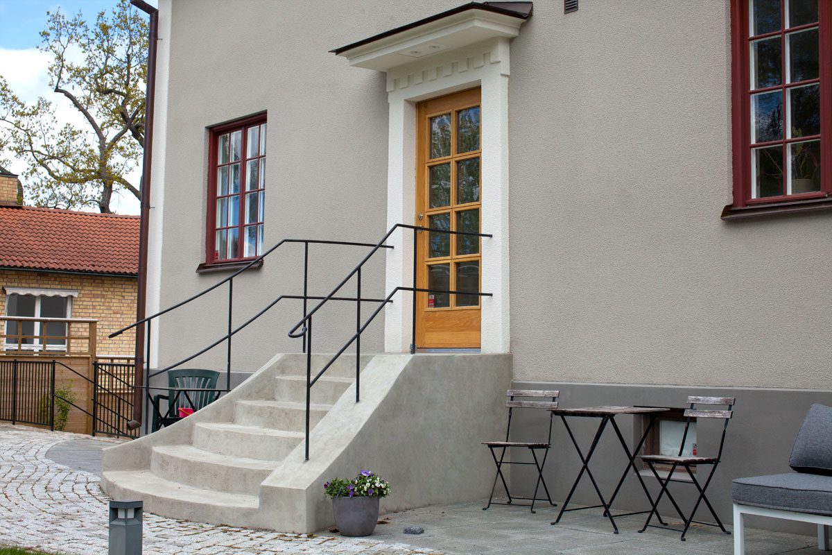nyputsad-entretrappa-av-betong-i-sekelskiftesstil